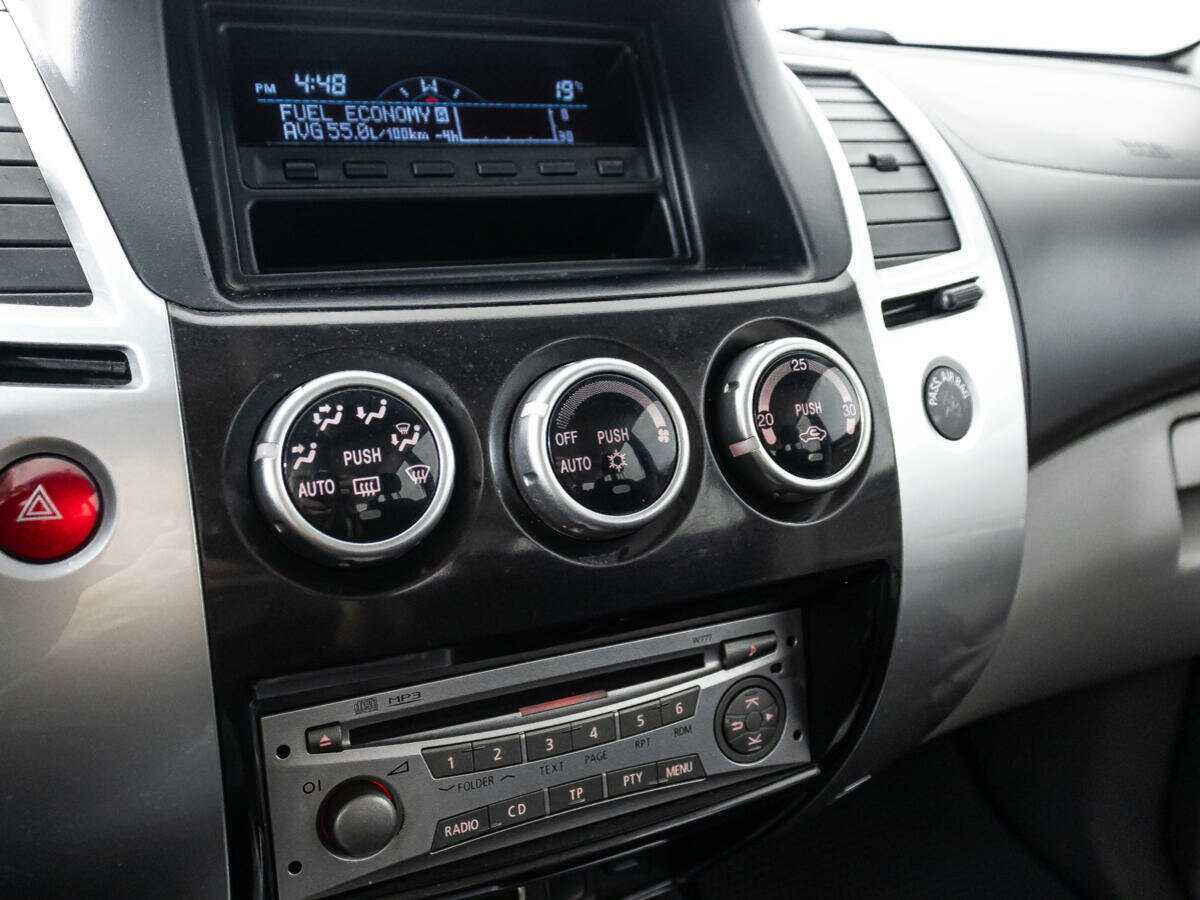 Mitsubishi Pajero Sport, 2012 Фото №15